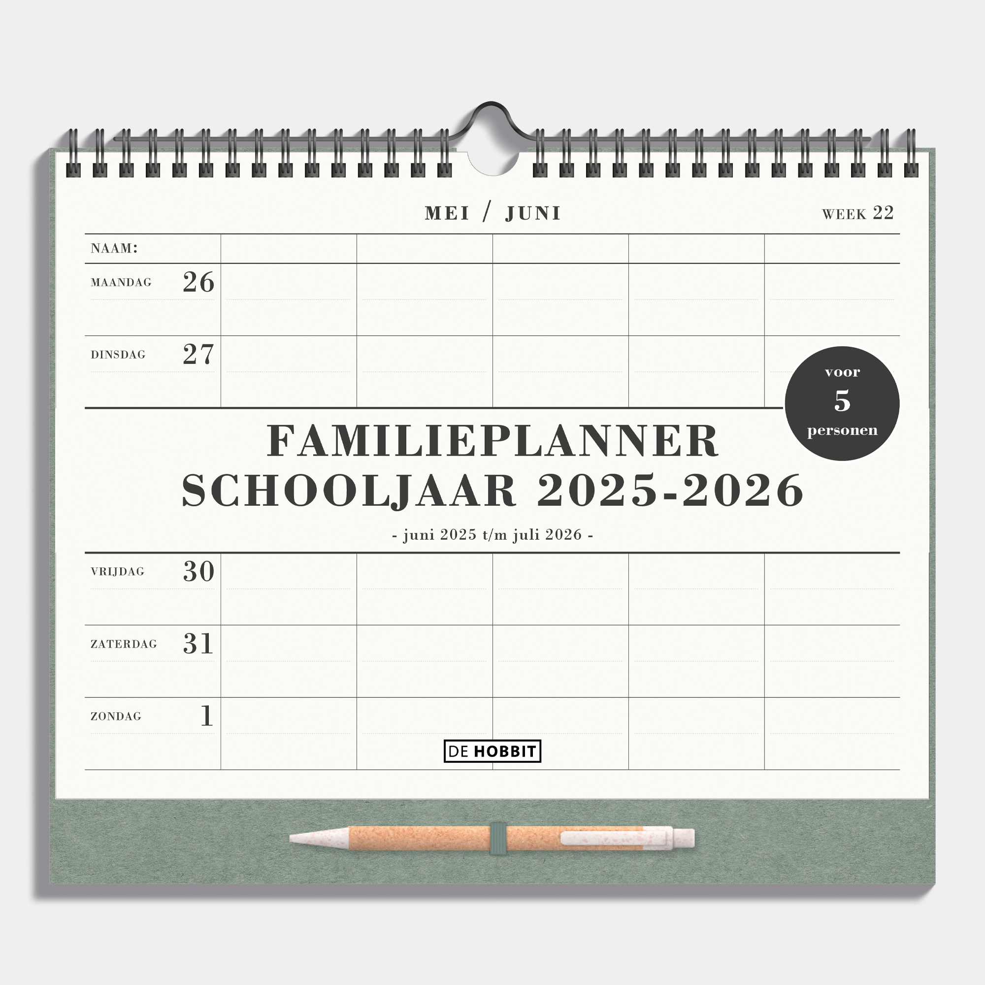 Familieplanner 2025 - 2026 A4 met crèmekleurig gerecycled papier, metalen spiraal en pen voor 5 personen – vooraanzicht.