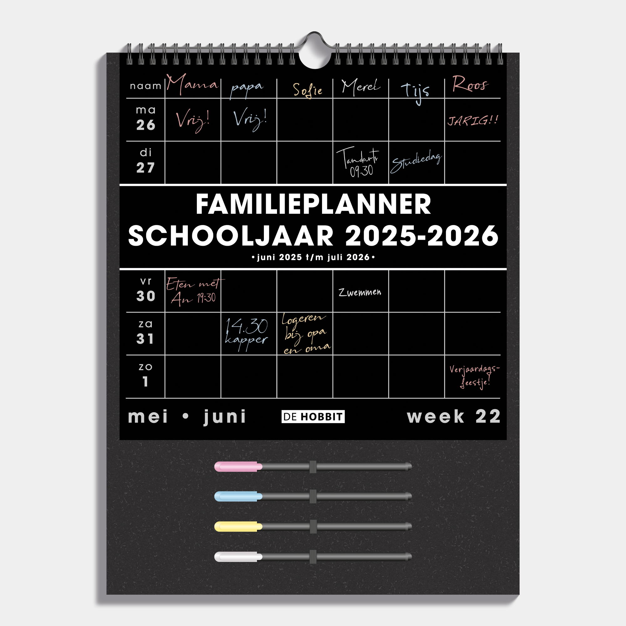 Familieplanner 2025 - 2026 A3 voor 6 personen met zwart papier en 4 gekleurde markers – vooraanzicht.