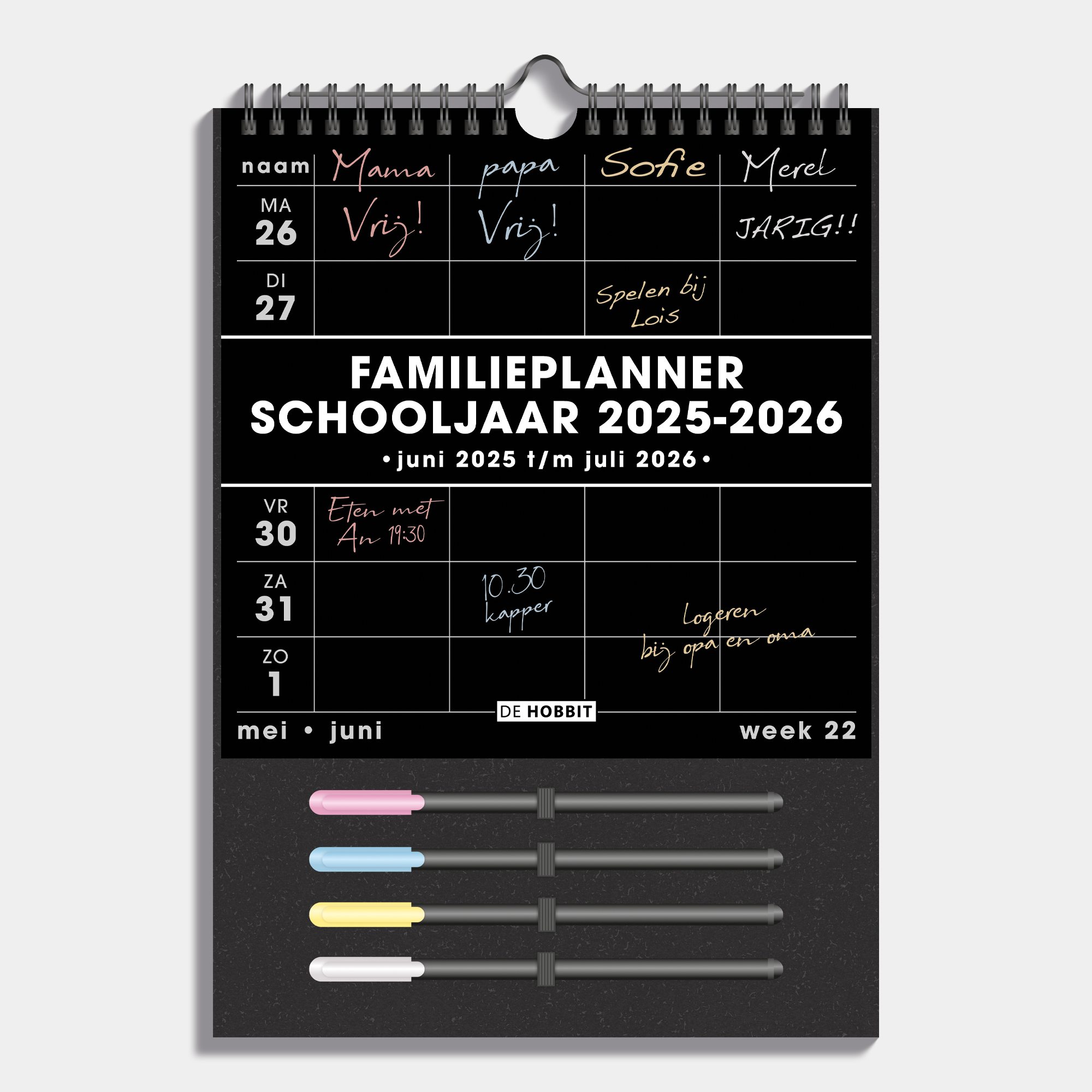 Familieplanner 2025 - 2026 A4 voor 4 personen met zwart papier en 4 gekleurde markers – vooraanzicht.