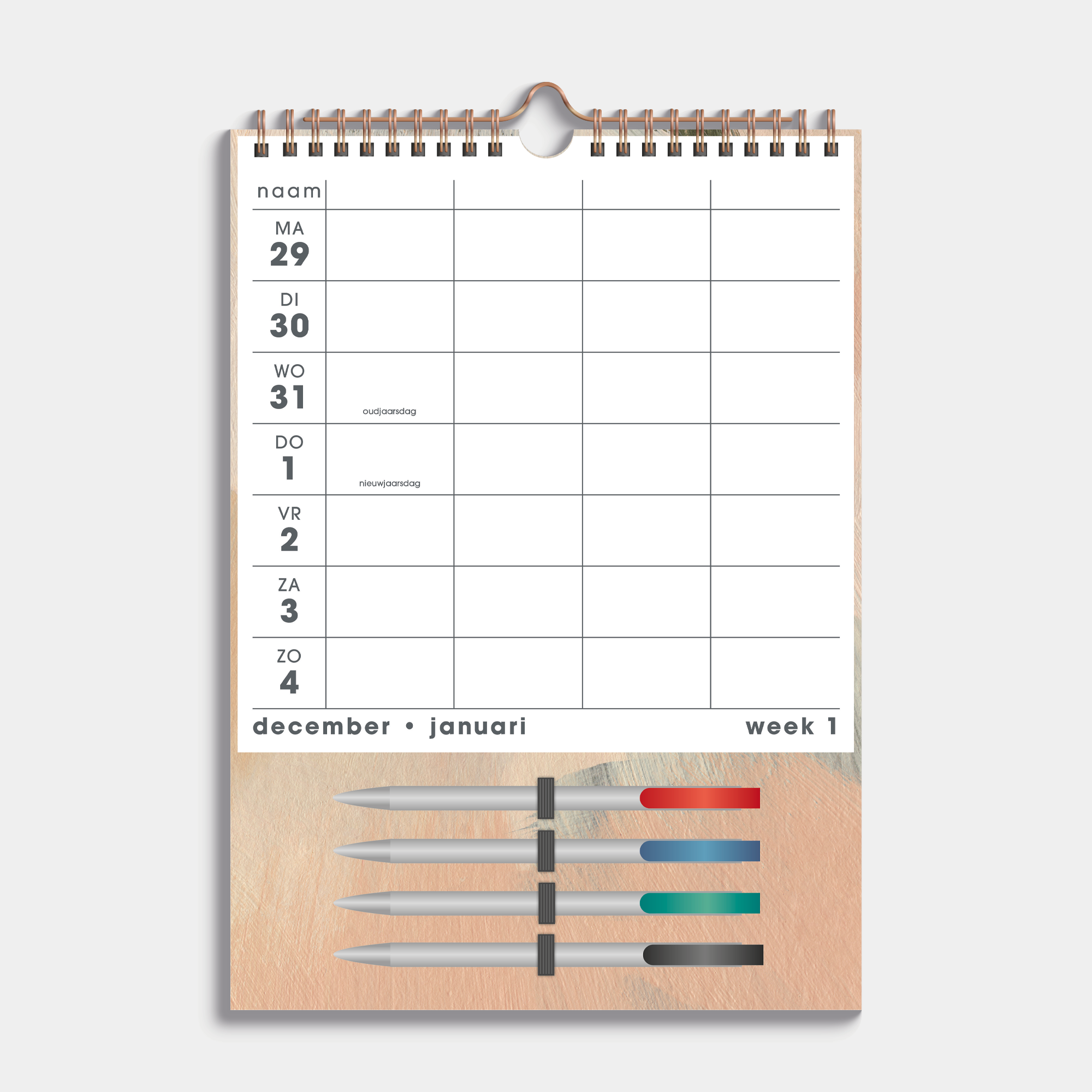 Familieplanner 2026 A4 voor 4 personen op een kartonnen bord met abstracte verfstreken en 4 gekleurde markers – weekoverzicht.