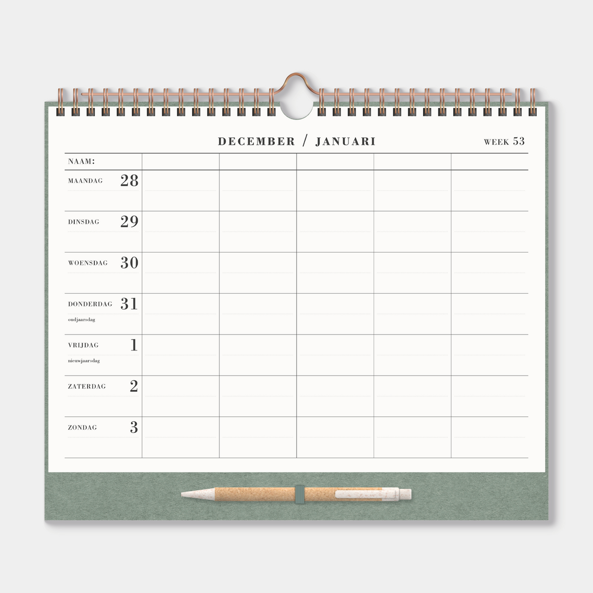 Familieplanner 2027 A4 met crèmekleurig papier op een groen kartonnen bord, met metalen spiraal en pen – binnenwerk met weekoverzicht.