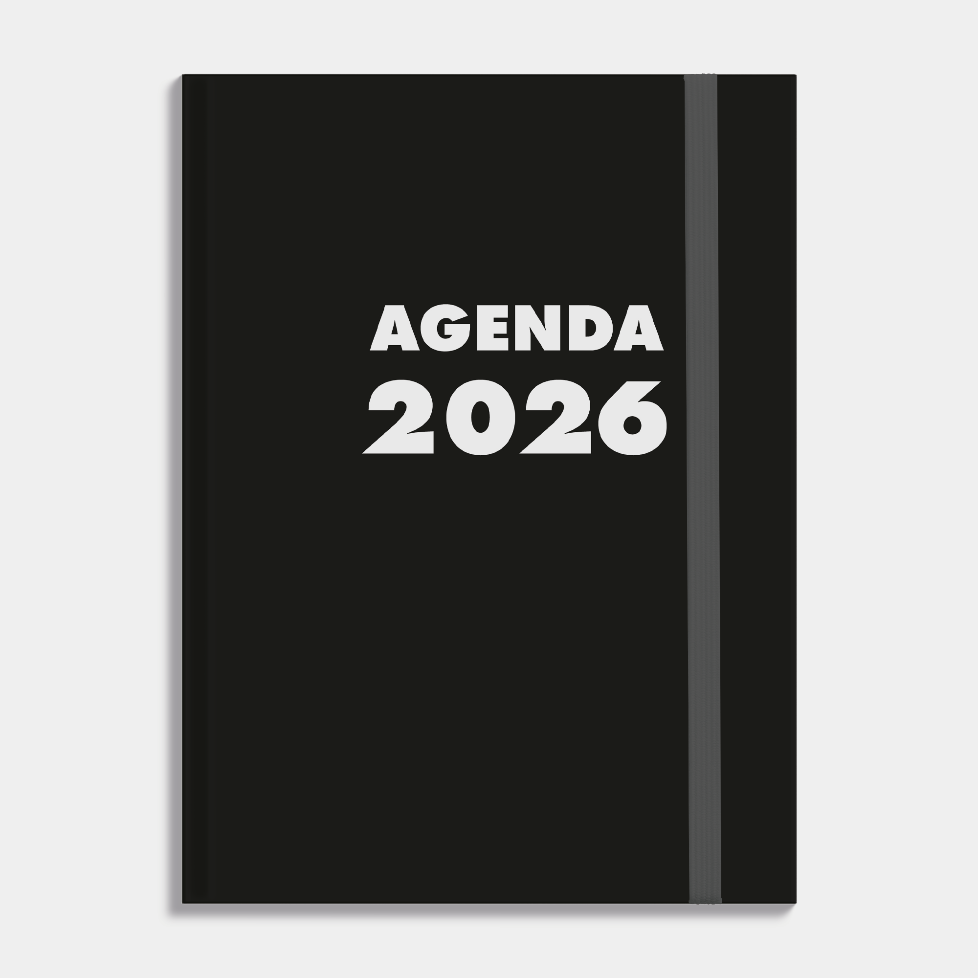 A5 grootletter dagagenda 2026 met zwarte, harde cover en elastische sluiting – vooraanzicht.
