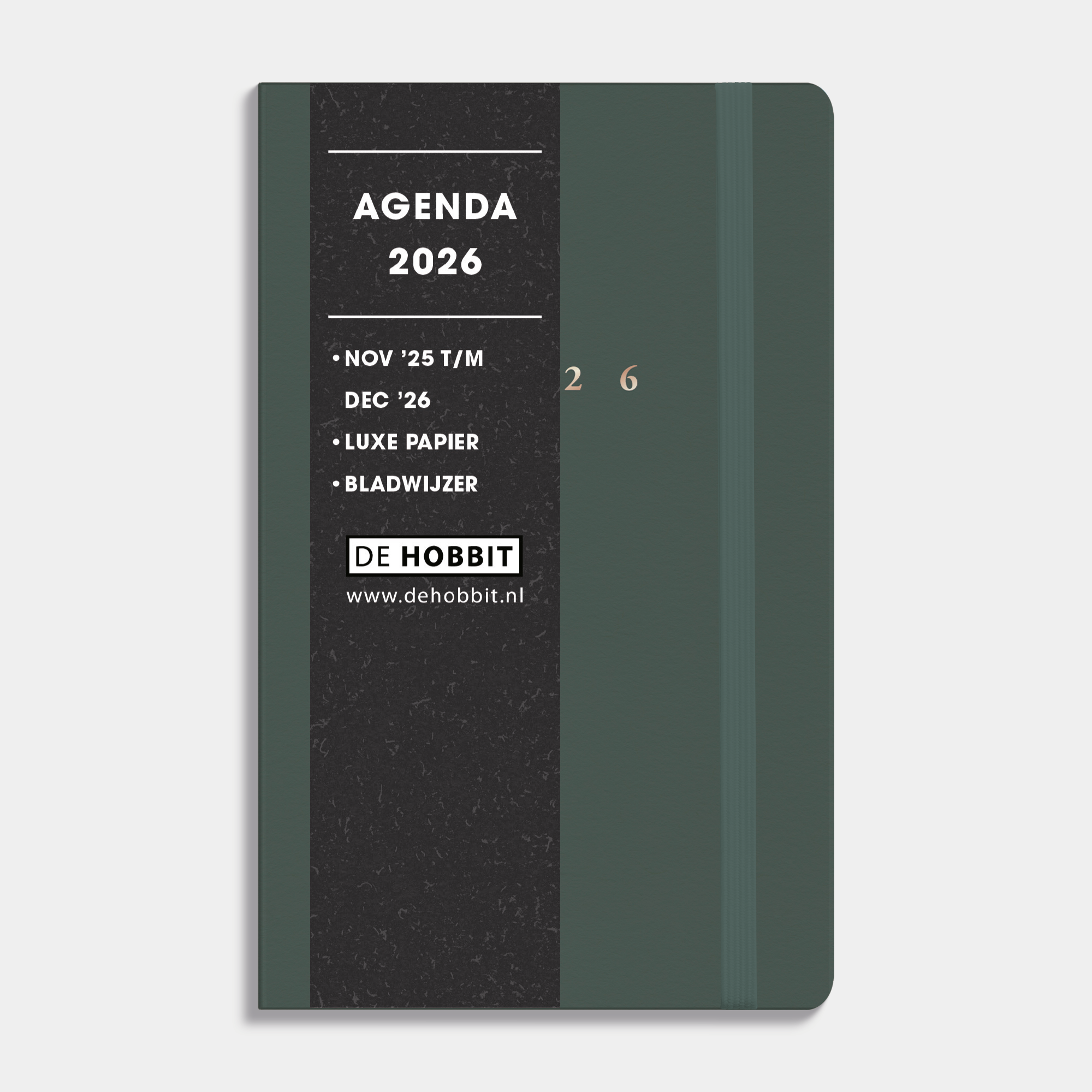 A6 agenda 2026 met suèdelook cover in donkergroen, harde cover en stevige elastieken sluiting – vooraanzicht met informatieve banderol.