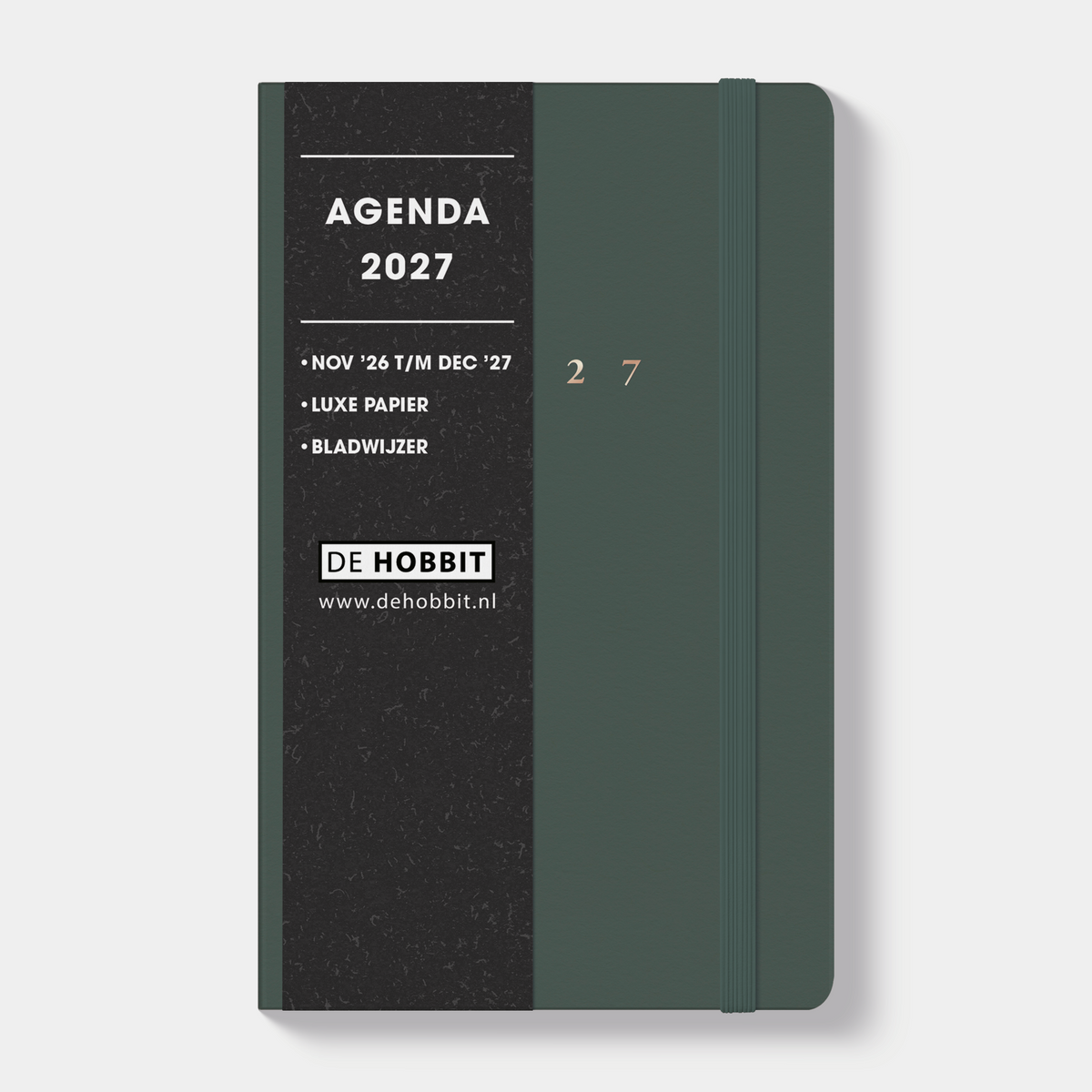 A6 agenda 2027 met suèdelook cover in donkergroen, harde cover en stevige elastieken sluiting – vooraanzicht met informatieve banderol.