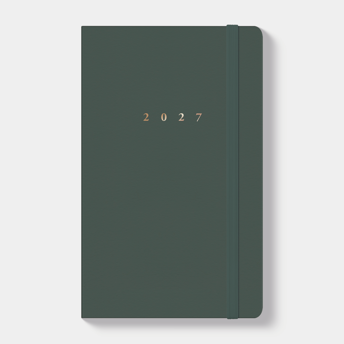 A6 agenda 2027 met suèdelook cover in donkergroen, harde cover en stevige elastieken sluiting – vooraanzicht.