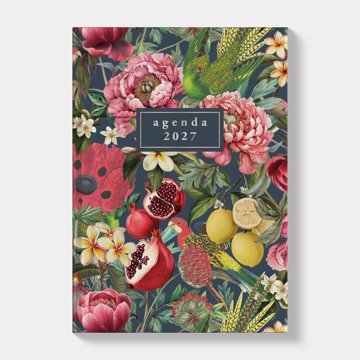 kleine agenda 2027 met tropische print van fruit en tropische planten op een harde cover – vooraanzicht.