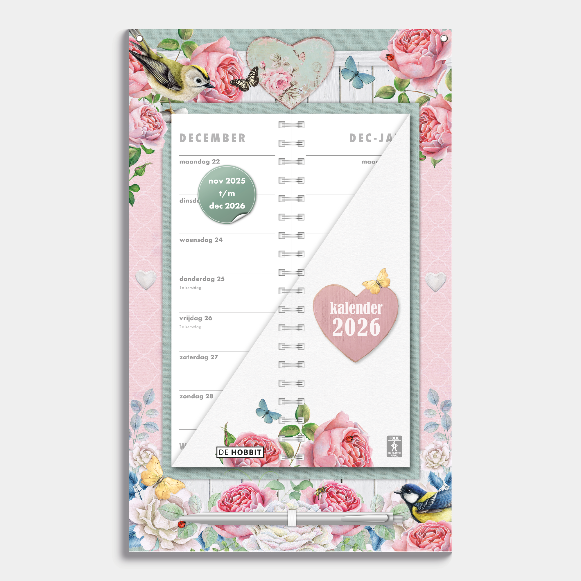 Omslagkalender 2026 met 2-weeks overzicht op een kartonnen bord in ons brocante thema, voorzien van een pen en ophangkoord – vooraanzicht.