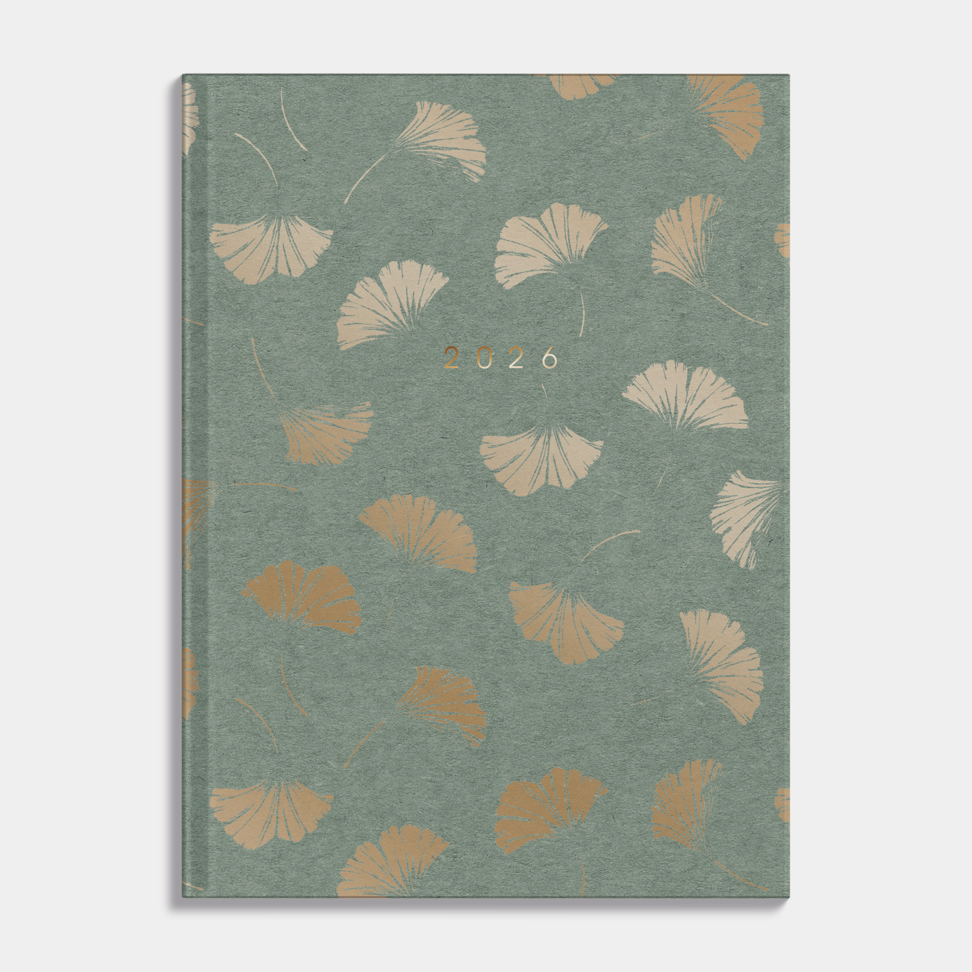pocket agenda 2026 in A6 formaat met een ontwerp van goudfolie ginkgo bladeren op een groene achtergrond – vooraanzicht.