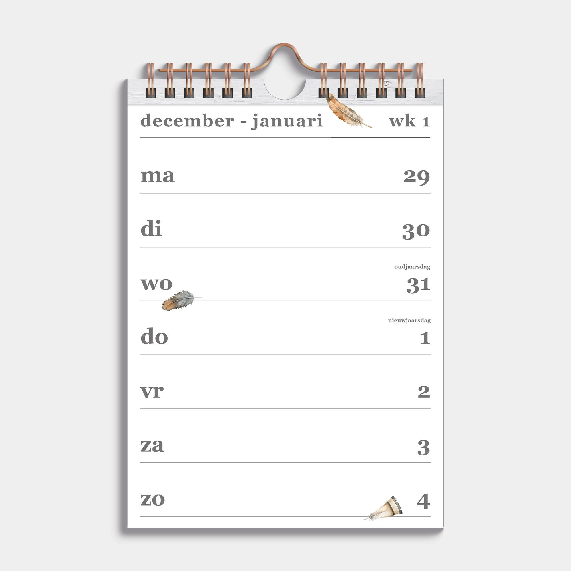 Weekkalender 2026 in A5 formaat met een motief van zachte veertjes, gebonden in een koperkleurige metalen spiraal en hanger – binnenwerk met weekoverzicht.