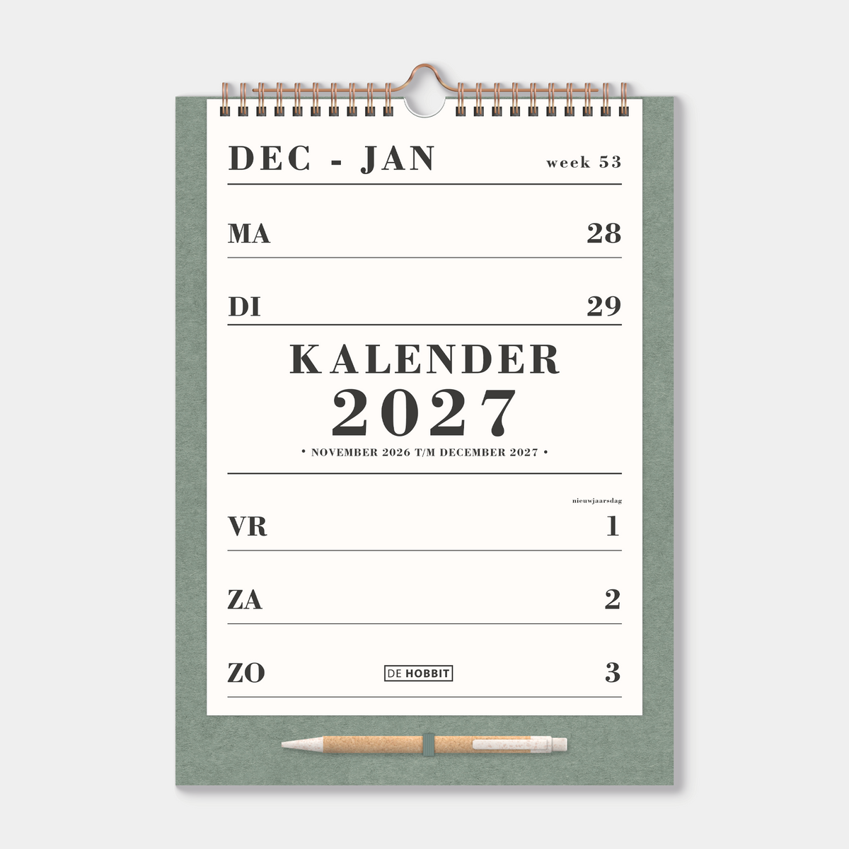 Weekkalender 2027 A4 op een minimalistisch groen kartonnen bord met pen, gebonden in een koperkleurige metalen spiraal en hanger – vooraanzicht met voorblad.