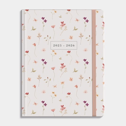 18 maanden agenda 2025 - 2026 A4 met een aquarel bloemetjes print, harde cover en elastische sluiting – vooraanzicht.