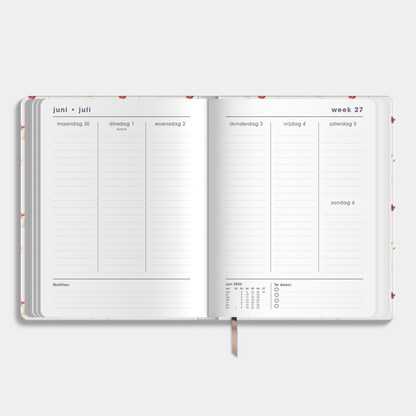 18 maanden agenda 2025 - 2026 A4 met een aquarel bloemetjes print – binnenwerk met weekoverzicht en ruimte voor notities.
