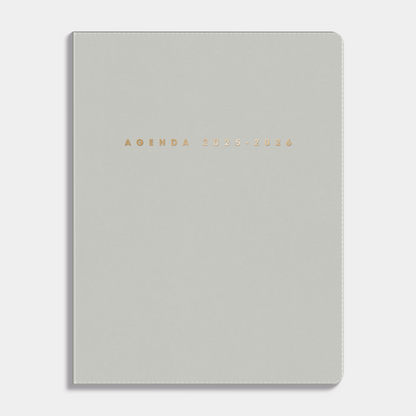 A5 agenda 2025 - 2026 met een flexibele lichtgrijze coverhoes – vooraanzicht.
