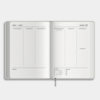 A5 agenda 2025 - 2026 met een flexibele lichtgrijze coverhoes – binnenwerk met weekoverzicht en notitieruimte.