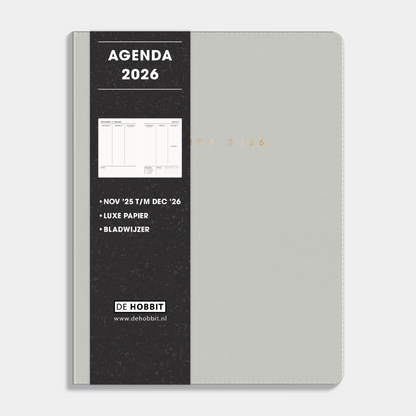 A5 agenda 2026 met een flexibele lichtgrijze coverhoes – vooraanzicht met informatieve banderol.