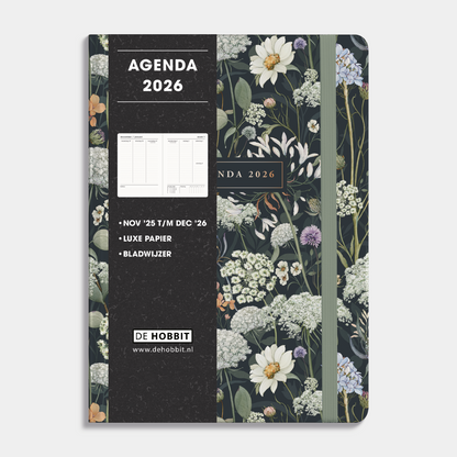 A5 agenda 2026 met een print van weidebloemen op een donkere achtergrond, harde cover en elastische sluiting – vooraanzicht met informatieve banderol.