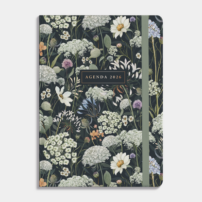 A5 agenda 2026 met een print van weidebloemen op een donkere achtergrond, harde cover en elastische sluiting – vooraanzicht.