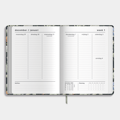 A5 agenda 2026 met een print van weidebloemen op een donkere achtergrond – crèmekleurig binnenwerk met weekoverzicht.