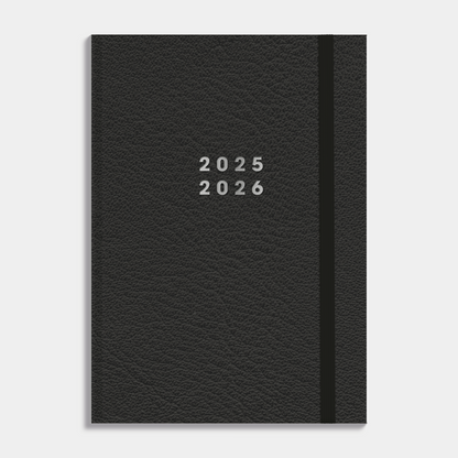 Afsprakenagenda 2025 - 2026 A5 met zwarte lederlook afwerking, harde cover en elastische sluiting – vooraanzicht.