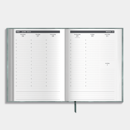 Afsprakenagenda 2025 - 2026 A5 met grijsgroene suèdelook afwerking – binnenwerk met weekoverzicht.
