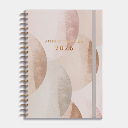 Afsprakenagenda 2026 A4 met oudroze dessin, harde cover en elastische sluiting – vooraanzicht.