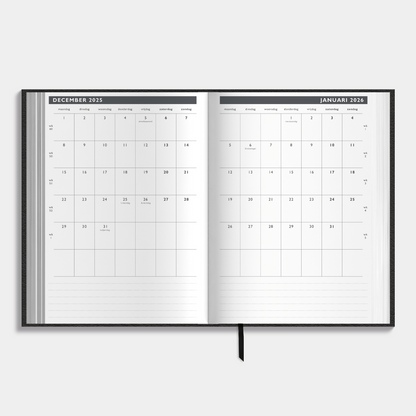 Afsprakenagenda 2026 A4 met zwarte lederlook afwerking – binnenwerk met maandplanner.