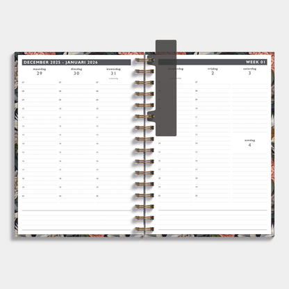 Afsprakenagenda 2026 A5 met klassieke print van kraanvogels en pioenrozen – binnenwerk met weekoverzicht inclusief tijdsaanduiding en ruimte voor notities.