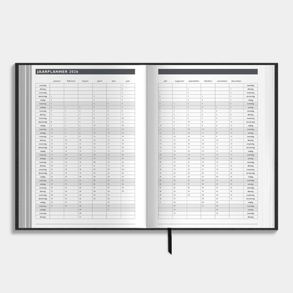 Afsprakenagenda 2026 A5 met zwarte lederlook afwerking – binnenwerk met jaarplanner.