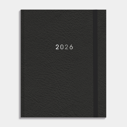 Afsprakenagenda 2026 A5+ formaat met zwarte lederlook afwerking, harde cover en elastische sluiting – vooraanzicht.