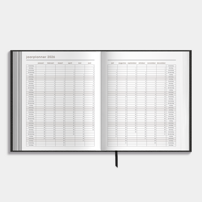 Afsprakenagenda 2026 A5+ formaat met zwarte lederlook afwerking – binnenwerk met jaarplanner.