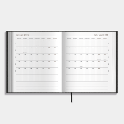 Afsprakenagenda 2026 A5+ formaat met zwarte lederlook afwerking – binnenwerk met maandplanner.