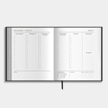 Afsprakenagenda 2026 A5+ formaat met zwarte lederlook afwerking – binnenwerk met weekoverzicht inclusief tijdsaanduiding en ruimte voor notities.