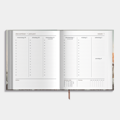 Afsprakenagenda 2026 A5+ formaat met veldbloemenprint – binnenwerk met weekoverzicht inclusief tijdsaanduiding en ruimte voor notities.