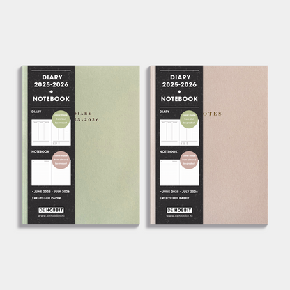 Set van Engelstalige agenda A5 – Links – met notitieboek – Rechts – vooraanzichten met informatieve banderol.