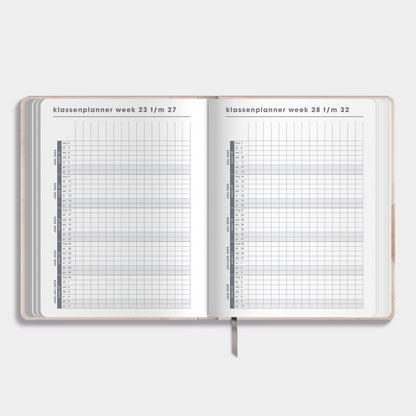 Docentenagenda 2025-2026 A4 met abstracte oudroze print – binnenwerk met klassenplanner.