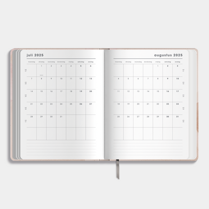 Docentenagenda 2025-2026 A4 met abstracte oudroze print – binnenwerk met maandplanner.