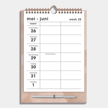 Duoplanner 2025 - 2026 A4 op een oudroze bord met abstracte print, met pen – binnenwerk met weekoverzicht.