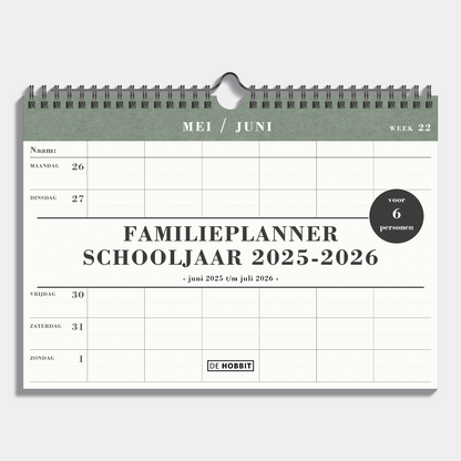 Familieplanner 2025 - 2026 A4 voor 5 personen met groene accenten en crèmekleurig papier en metalen spiraal – vooraanzicht.