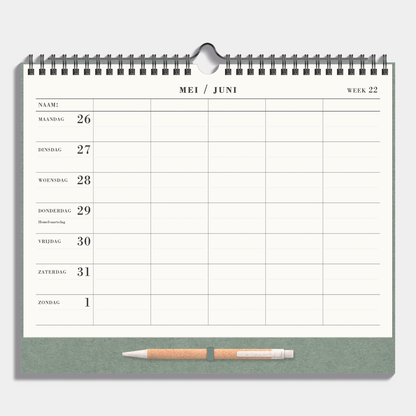 Familieplanner 2025 - 2026 A4 met crèmekleurig gerecycled papier, metalen spiraal en pen voor 5 personen – binnenwerk met weekoverzicht.
