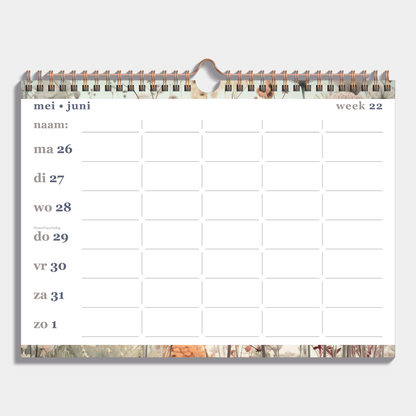 Familieplanner 2025 - 2026 A4 met veldbloemenprint en metalen spiraal voor 5 personen – binnenwerk met weekoverzicht.
