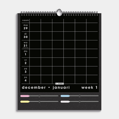 Familieplanner 2026 A3 voor 6 personen met zwart papier en 4 gekleurde markers – weekoverzicht.