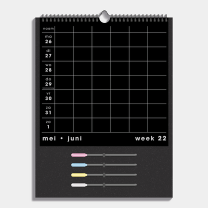 Familieplanner 2025 - 2026 A3 voor 6 personen met zwart papier en 4 gekleurde markers – binnenwerk met weekoverzicht.