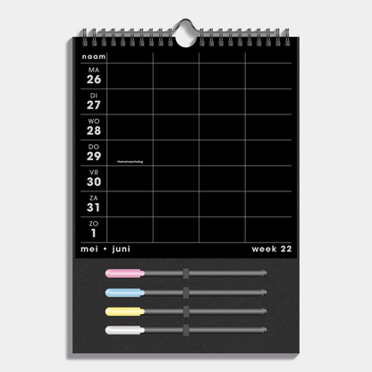 Familieplanner 2025 - 2026 A4 voor 4 personen met zwart papier en 4 gekleurde markers – binnenwerk met weekoverzicht.