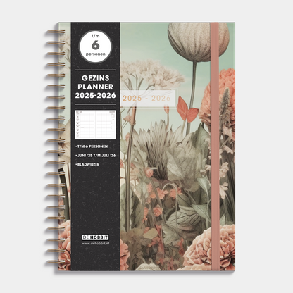 Gezinsplanner 2025 - 2026 A4 met veldbloemenprint, met harde cover, elastische sluiting en ringband – vooraanzicht met informatieve banderol.