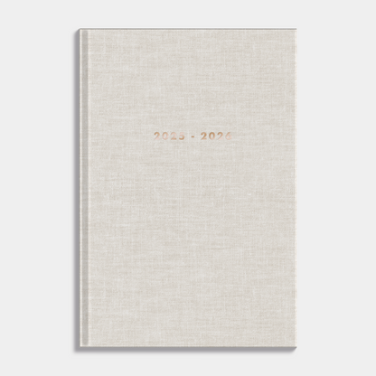 Luxe A5 schoolagenda 2025-2026 met crèmekleurige linnen afwerking en harde cover – vooraanzicht.