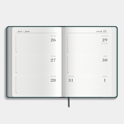 Luxe schoolagenda 2025 - 2026 A5 met petrolblauwe suèdelook afwerking – binnenwerk met weekoverzicht.