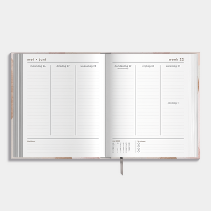 Luxe weekplanner 2025 - 2026 A5 met abstracte oudroze print – binnenwerk met weekoverzicht.