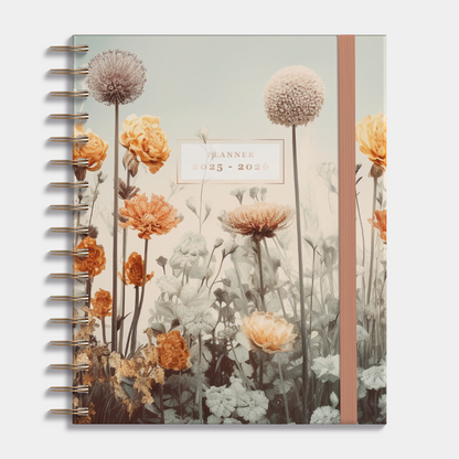 Luxe weekplanner 2025 - 2026 A5 met veldbloemenprint, harde cover en elastische sluiting – vooraanzicht.