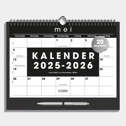 Maandkalender 2025 - 2026 A4 met zwarte accenten op een bord met zwarte lederlook afwerking en pen – vooraanzicht.