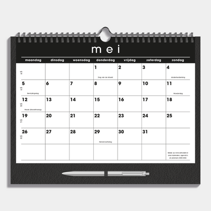 Maandkalender 2025 - 2026 A4 met zwarte accenten op een bord met zwarte lederlook afwerking en pen – binnenwerk met maandoverzicht.